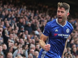 EUFORIE. Stoper Chelsea Gary Cahill se raduje z glu do st Manchesteru United