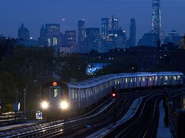 Z MANHATTANU. Vlak íslo 7 jede na kolejích v newyorském Queensu. V pozadí lze...