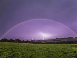 MSÍNÍ DUHA. Fotografie poízená 18. íjna 2016 v severní Anglii ukazuje...