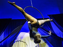 Aerial Hoop, tedy tanec na obrui, v podání Linde von Schwarze