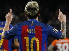 Lionel Messi z Barcelony se raduje v utkn Ligy mistr proti Manchesteru City.