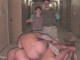 Lynndie Englandová a Charles Graner pózují s pyramidou tvořenou z nahých těl iráckých vězňů.