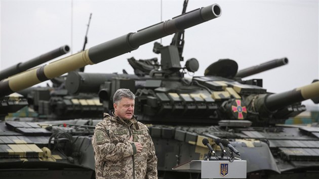Ukrajinský prezident Petro Porošenko nedaleko Charkova předává armádě novou vojenskou techniku. (15. října 2016)