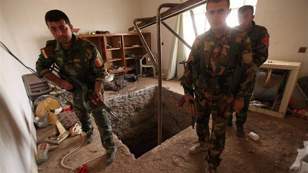 Bojovnci Islmskho sttu vykutali pod msty v okol Mosulu dmysln labyrint tunel (19. jna 2016)