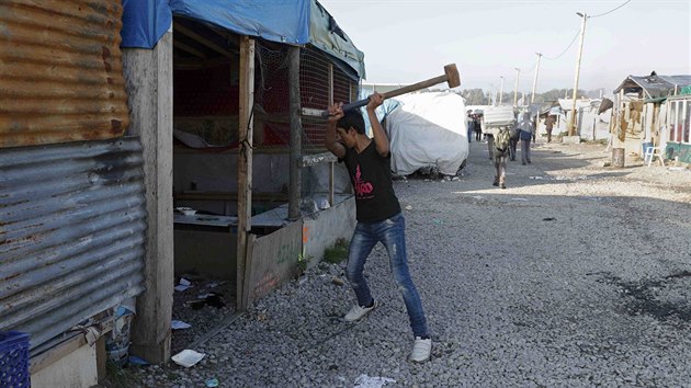 U Calais pokrauje vyklzen uprchlickho slumu zvanho Dungle (25. jna 2016)