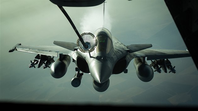 Nebe nad Irkem. Francouzsk sthaka Rafale dopluje palivo z americkho tankeru KC-10 (26. jna 2016).