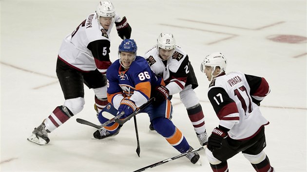 SM PROTI TEM.  Nikolaj Kulemin z NY Islanders v zajet hr Arizony. Zleva Connor Murphy, Oliver Ekman-Larsson a Radim Vrbata.