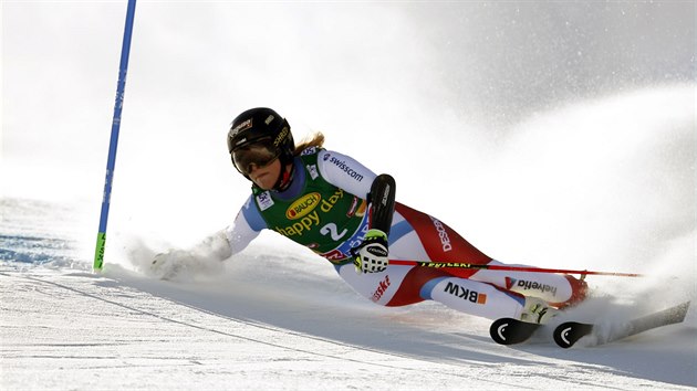 Lara Gutov natrati obho slalomu v Sldenu.
