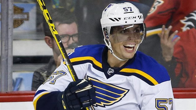 SPOKOJENOST. David Perron z St. Louis nastlel v utkn na led Calgary hattrick.