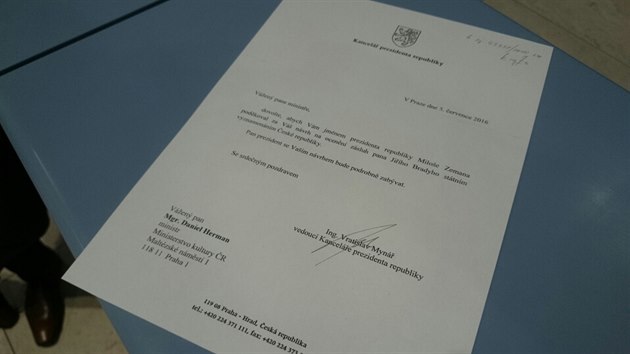 Ministr kultury Daniel Herman obdržel dopis z Kanceláře prezidenta republiky, ve kterém jej informují o tom, že se prezident bude zabývat návrhem na ocenění Jiřího Bradyho státním vyznamenáním (23.10.2016).