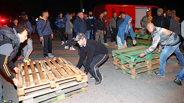 Obyvatelé severoitalského Gorina blokují vjezd do obce (24.10.2016)