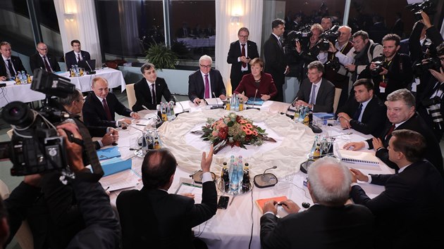 Nmeck kanclka Angela Merkelov, ukrajinsk prezident Petro Poroenko, francouzsk prezident Franois Hollande a rusk prezident Vladimir Putin na berlnskm jednn normandsk tyky (19. jna 2016)