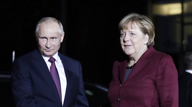 Nmeck kanclka Angela Merkelov a rusk prezident Vladimir Putin na berlnskm jednn normandsk tyky (19. jna 2016)