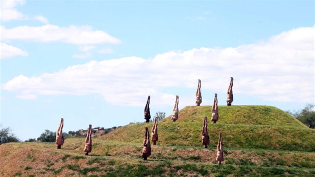 Americk umlec Spencer Tunick fot mexick nahe postaven hlavu. Protestuje tak proti rtorice Donalda Trumpa (28. jna 2016)