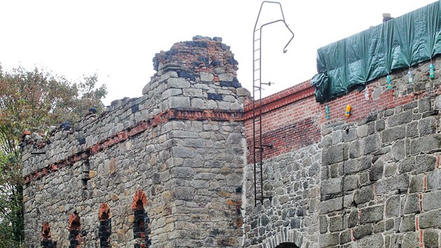 Jedné z nejohroženějších technických památek v kraji, vysoké peci v Šindelové, se pozvolna vrací původní tvář.