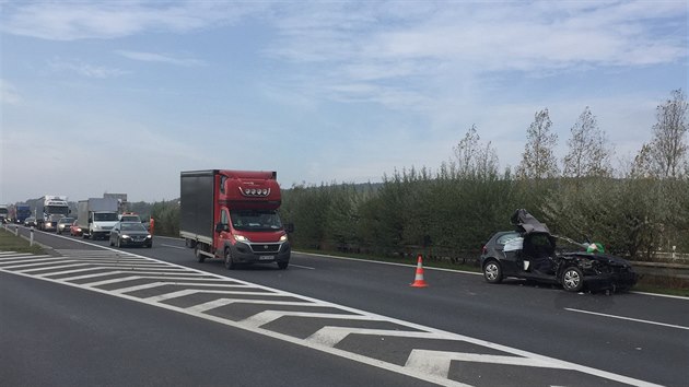 Srka kamionu a osobnho auta uzavela D5 smrem na Prahu na dv hodiny (28. jna 2016).