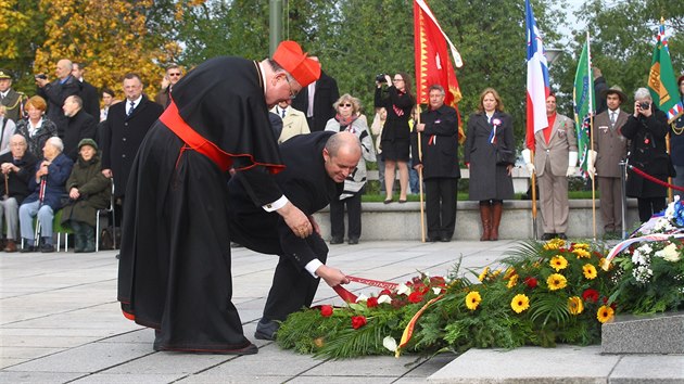 Kardinál Dominik Duka při pietním aktu na pražském Vítkově. (28. října 2016)