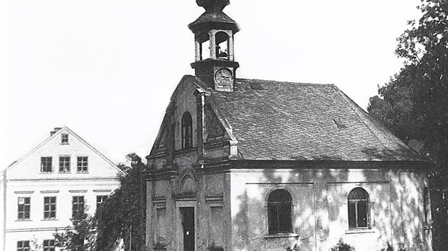 Kostel svatho Vojtcha, v pozad kola.