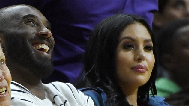 V PUBLIKU. Kobe Bryant, bývalý hráč Los Angeles Lakers, sleduje čtvrté utkání finálové série WNBA společně se svou manželkou Vanessou.