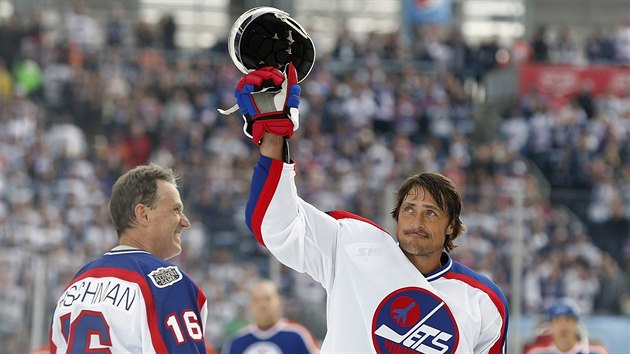 Teemu Selnne (s helmou v ruce) zdrav divky ped  zpasem vetern pod otevenm nebem mezi Winnipegem a Edmontonem.