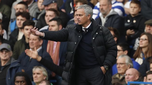 ZPTKY. Trenr Manchester United Jos Mourinho diriguje sv svence v utkn proti Chelsea, kde dlouh lta psobil.