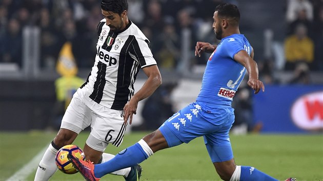 Nmeck zlonk Juventusu Sami Khedira se pokou pejt pes alrskho fotbalistu Neapole  Faouziho Ghoulama.
