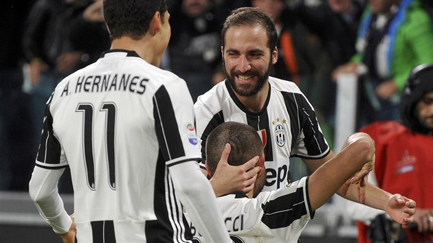 G�LOV� RADOST. Fotbalist� Juventusu se raduj� ze vst�elen� branky proti Neapoli.