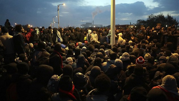 Evakuace uprchlíků z tábora v Calais (25. října 2016)