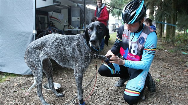 Poslední přípravy před startem absolvoval i Belgičan Benoit Natalis se svým psem Sidem.