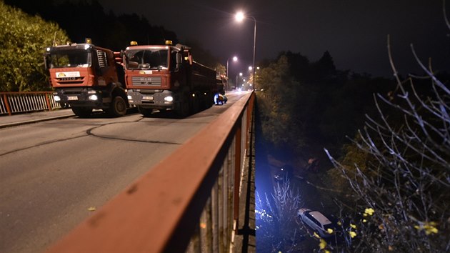 Na most vjela čtyři plně naložená nákladní auta, která dohromady vážila 80 tun.