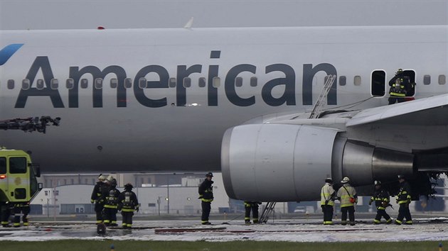 Na chicagskm O'Hareov letiti se vzntil boeing spolenosti American Airlines (29. jna 2016).