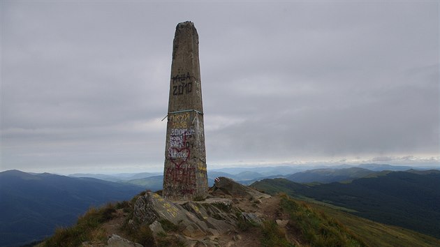 Betonový pylon na vrcholu Pikuje (1408 m)