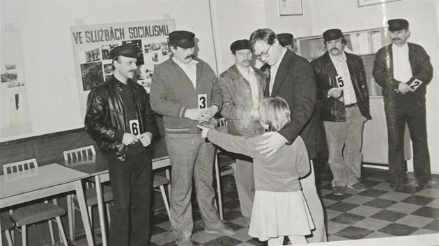 Případ vraha Malého: jedna z mála archivních fotografií, na které je zachycen Jaroslav Malý (první zleva)