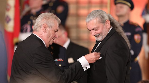 Prezident Miloš Zeman ocenil za zásluhy i zpěváka Daniela Hůlku. (28. října 2016)