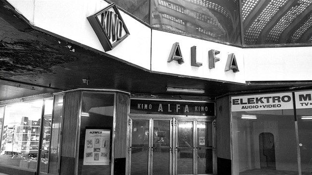 Slavné kino Alfa na Václavském náměstí v tehdy stejnojmenné pasáži (dnes palác U Stýblů)