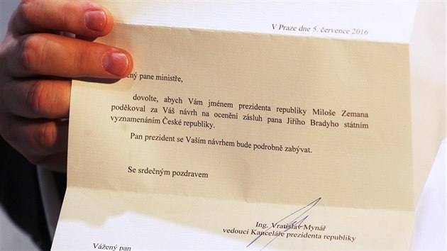 Ministr kultury Daniel Herman obdržel dopis z Kanceláře prezidenta republiky, ve kterém jej informují o tom, že se prezident bude zabývat návrhem na ocenění Jiřího Bradyho státním vyznamenáním. (23.10. 2016)