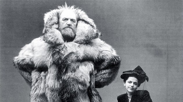 Drsnost polárních krajů a elegance velkoměsta. Peter Freuchen s manželkou Dagmar na snímku slavného fotografa Irvinga Penna z roku 1947
