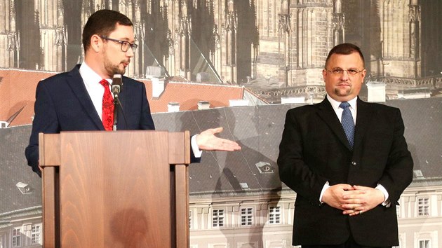 Mluvčí prezidenta Jiří Ovčáček (vlevo) a hradní protokolář Jindřich Forejt na úterní tiskové konferenci. (25. října 2016)