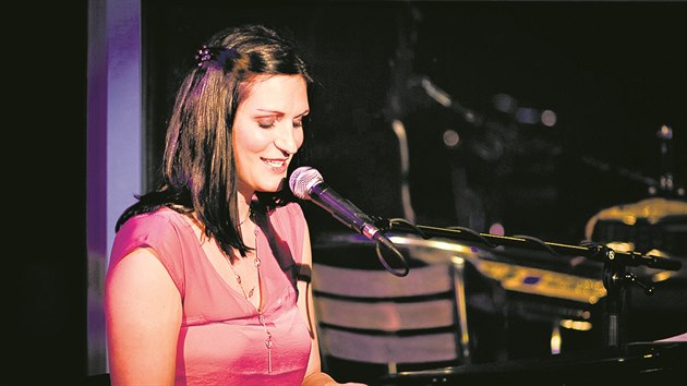 Hana Robinson hraje i zpívá. „Až to bude krizové, budu jen zpívat,” říká.