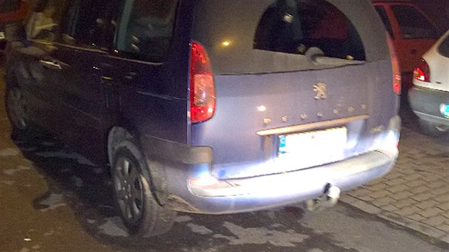 Mu z Domalicka si v Horn Bze hrl na policistu. S majkem pronsledoval jin auto. (25. jna 2016)