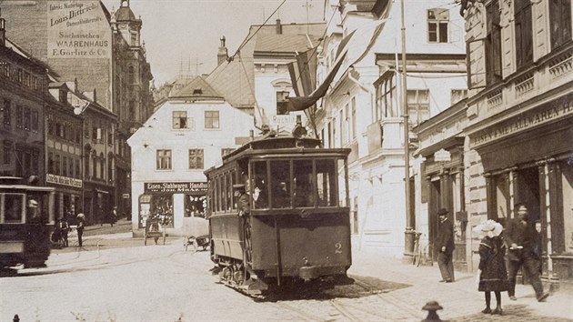 Prask ulice u Soukennho nmst v centru Liberce kolem roku 1900.