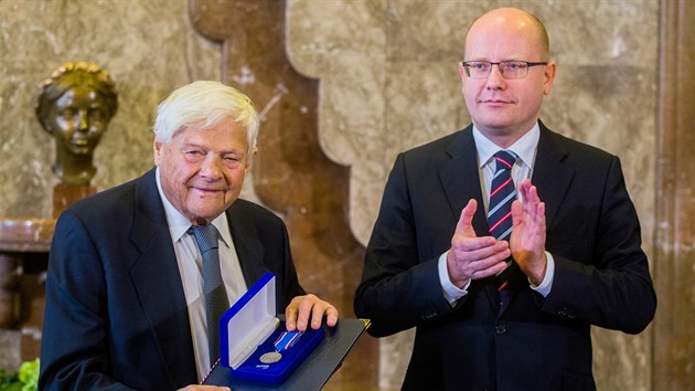 Premiér Bohuslav Sobotka předal Jiřímu Bradymu medaili Karla Kramáře jako ocenění za odvahu i osvětovou činnost v oblasti lidských práv a demokracie. (27. října 2016)