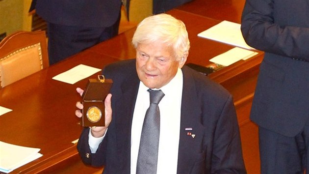 Pamětníka holokaustu Jiřího Bradyho ocenila Poslanecká sněmovna medailí a pamětním listem. (27. října 2016)