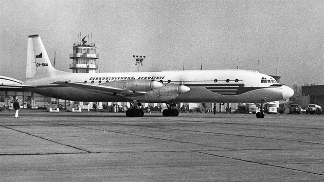 tymotorov stroj Il-18 z flotily SA ped 40 lety msto do Bratislavy letl do Mnichova. Bev jeho nos spn zvldl.