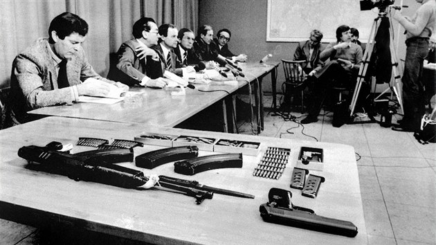 Na tiskov konferenci na mnichovskm policejnm editelstv byly ukzny zbran, ktermi si nosce letadla Rudolf Bev vynutil vstup na palubu. (29. jna 1976)