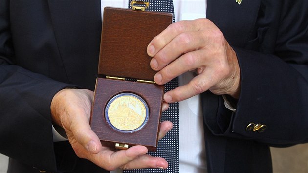Jiří Brady s medailí, kterou obdržel v Poslanecké sněmovně. (27. října 2016)