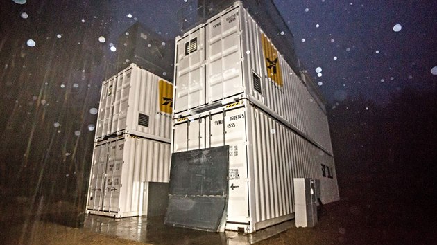 Uvnit kontejner je technologie, kter i pi teplotch vysoko nad nulou doke vyrobit 500 kubk snhu za den.