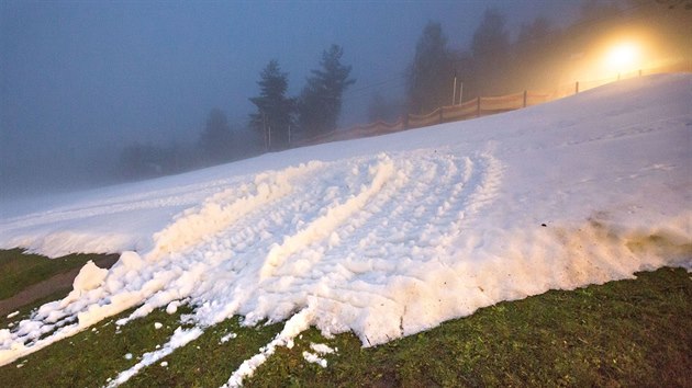 Vyrobený sníh na Monínci nejdřív zůstává na hromadách. Když je ho dostatek, rolba ho rozhrne po sjezdovce.
