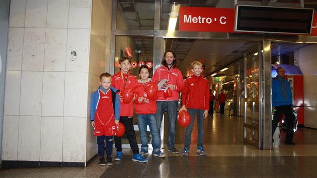 B�ezin�ve�t� fotbalist� rozd�vaj� den�k Metro ve stanici L�dv�.