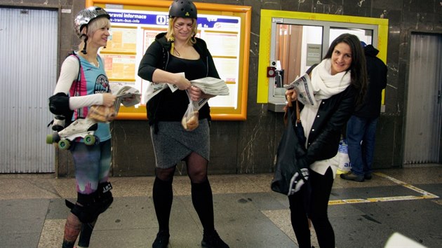 Hráčky Roller derby z Proseka ve stanici metra I. P. Pavlova.